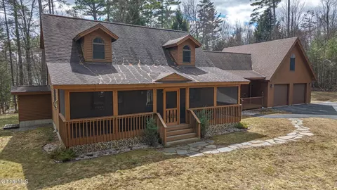 5 Kingsley Ln, Chestertown, NY 12817