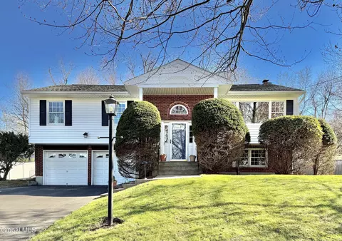 11 Petticoat Ln, Troy, NY 12180