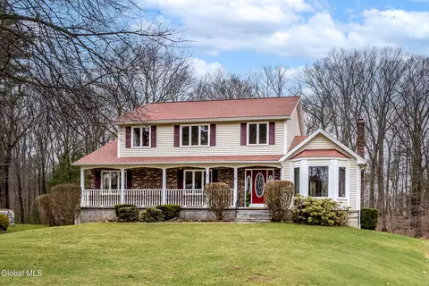 42 Deer Run Holw, Halfmoon, NY 12065