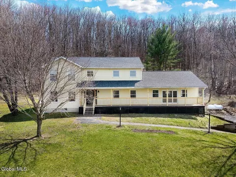 641 Knickerbocker Rd, Schaghticoke, NY 12154