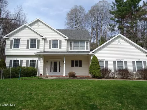 51 Thrush Ter, East Greenbush, NY 12061