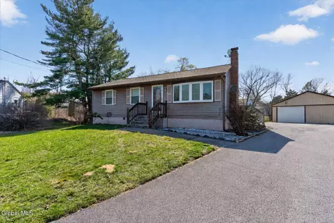 25 Dorchester Dr, Stillwater, NY 12170