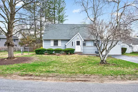 2 Jeffrey Ln, Loudonville, NY 12211