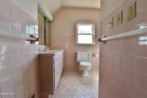 Bath - 2 E Decker St, Johnstown, NY 12095 photo 2 of 5