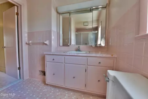 Bath - 2 E Decker St, Johnstown, NY 12095 photo 5 of 5