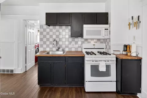 Kitchen - 422 Fifth St, Schenectady, NY 12306 photo 4 of 5