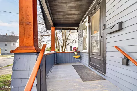 Exterior - 422 Fifth St, Schenectady, NY 12306 photo 1 of 4