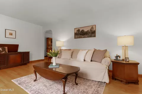 Living - 515 Beacon St, Glenville, NY 12302 photo 2 of 3