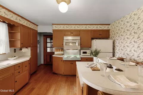 Kitchen - 515 Beacon St, Glenville, NY 12302 photo 2 of 5