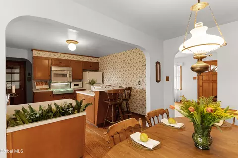 Dining - 515 Beacon St, Glenville, NY 12302 photo 3 of 5