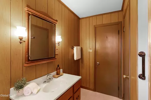 Bath - 515 Beacon St, Glenville, NY 12302 photo 1 of 1