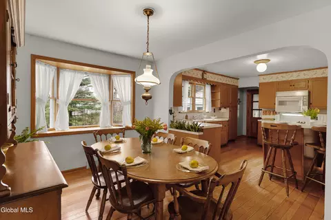 Dining - 515 Beacon St, Glenville, NY 12302 photo 2 of 5