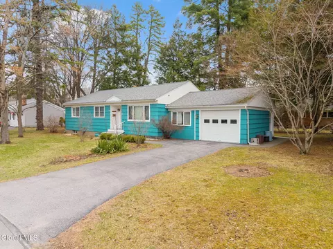 6 Springwood Dr, Saratoga Springs, NY 12866