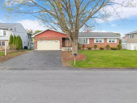 14 Ledgewood Dr, Albany, NY 12205