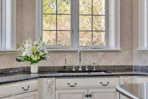 Kitchen - 5 Old English Rd, Slingerlands, NY 12159 photo 4 of 6