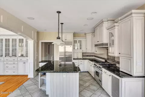 Kitchen - 5 Old English Rd, Slingerlands, NY 12159 photo 5 of 6