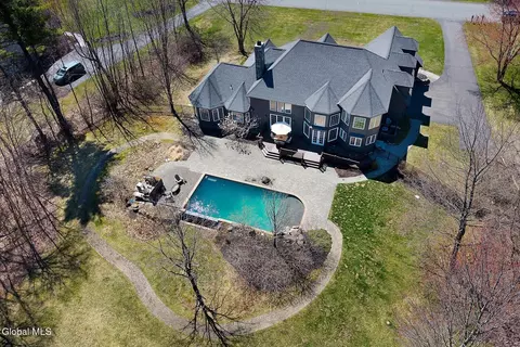 Exterior - 5 Old English Rd, Slingerlands, NY 12159 photo 8 of 9