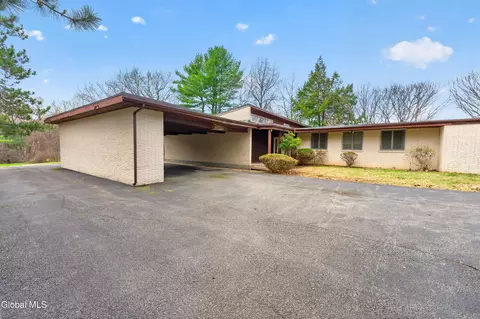 20 Alsid Ct, Troy, NY 12180