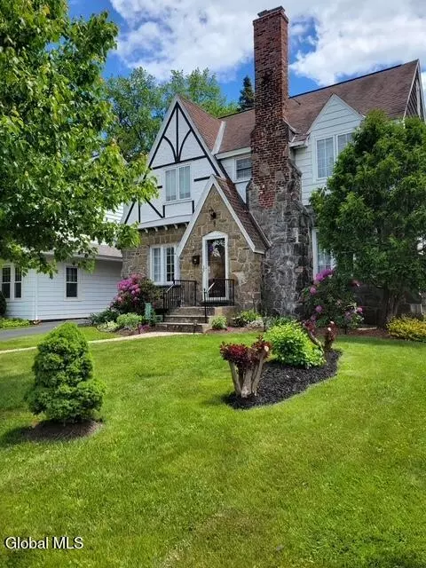 Exterior - 846 Wright Ave, Schenectady, NY 12309 photo 2 of 14