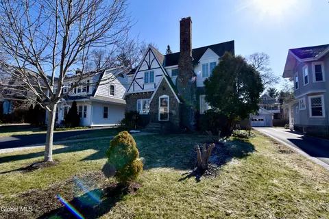 Exterior - 846 Wright Ave, Schenectady, NY 12309 photo 3 of 14