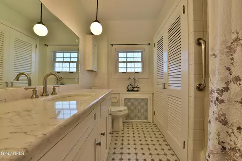 Bath - 846 Wright Ave, Schenectady, NY 12309 photo 2 of 4