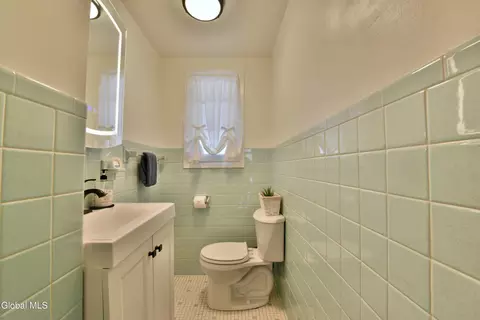 Bath - 846 Wright Ave, Schenectady, NY 12309 photo 1 of 4