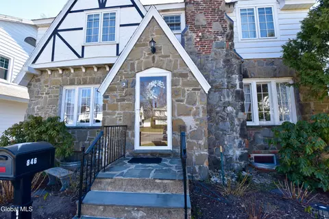 Exterior - 846 Wright Ave, Schenectady, NY 12309 photo 4 of 14