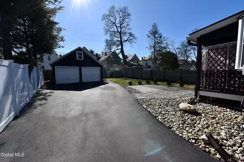 Exterior - 846 Wright Ave, Schenectady, NY 12309 photo 9 of 14