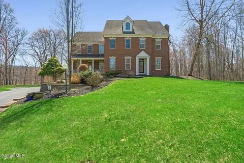 9 Stable Ln, Saratoga Springs, NY 12866
