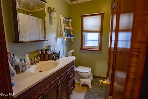 Bath - 3 Luther St, Troy, NY 12180 photo 3 of 6
