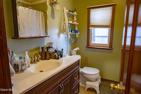 Bath - 3 Luther St, Troy, NY 12180 photo 4 of 6