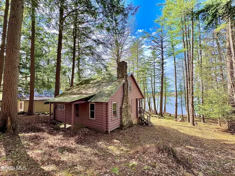566 Peninsular Heights Rd, Gloversville, NY 12078