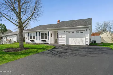 3 Willowbrook Ln, Cohoes, NY 12047