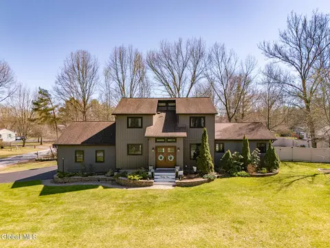 25 Kimberly Ln, Moreau, NY 12828