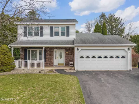 2 Cartwheel Dr, Scotia, NY 12302