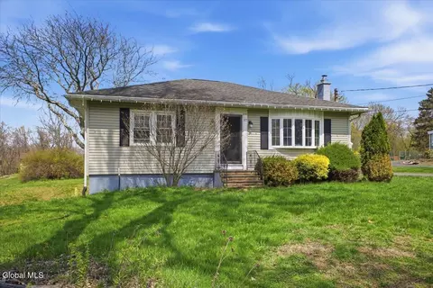 17 Doty Ave, Melrose, NY 12121