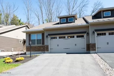 17 Canterbury Ln, Delmar, NY 12054