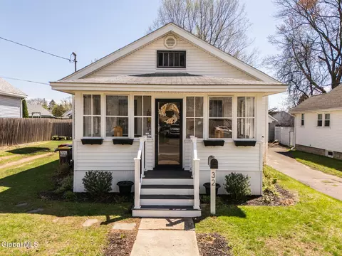 32 Hudson Ave, Colonie, NY 12205