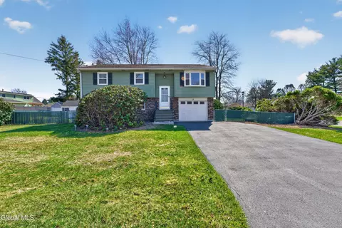 2 Maple Dr, Colonie, NY 12205