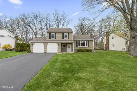 61 Longmeadow Dr, Delmar, NY 12054