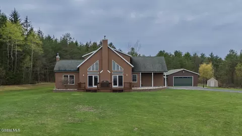 4 Debbie Dr, Altamont, NY 12009