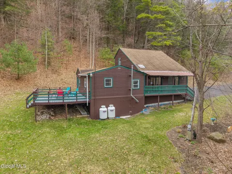 777 Ecker Hollow Rd, Schoharie, NY 12157