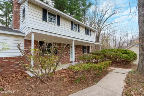 24 Longview Dr, Clifton Park, NY 12065