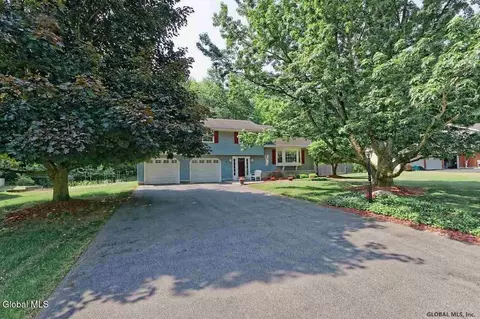 34 Guilder Pl, Ballston Lake, NY 12019