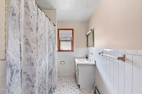 Bath - 6 St Thomas Ln, Schenectady, NY 12304 photo 1 of 2