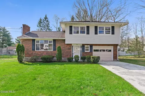6 St Thomas Ln, Schenectady, NY 12304