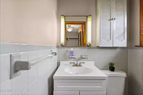 Bath - 6 St Thomas Ln, Schenectady, NY 12304 photo 2 of 2