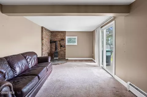 Living - 6 St Thomas Ln, Schenectady, NY 12304 photo 3 of 3