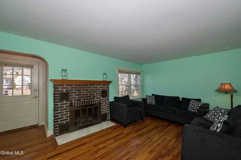 Living - 2814 Halsey Dr, Schenectady, NY 12304 photo 2 of 3
