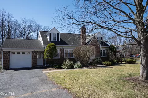 2814 Halsey Dr, Schenectady, NY 12304